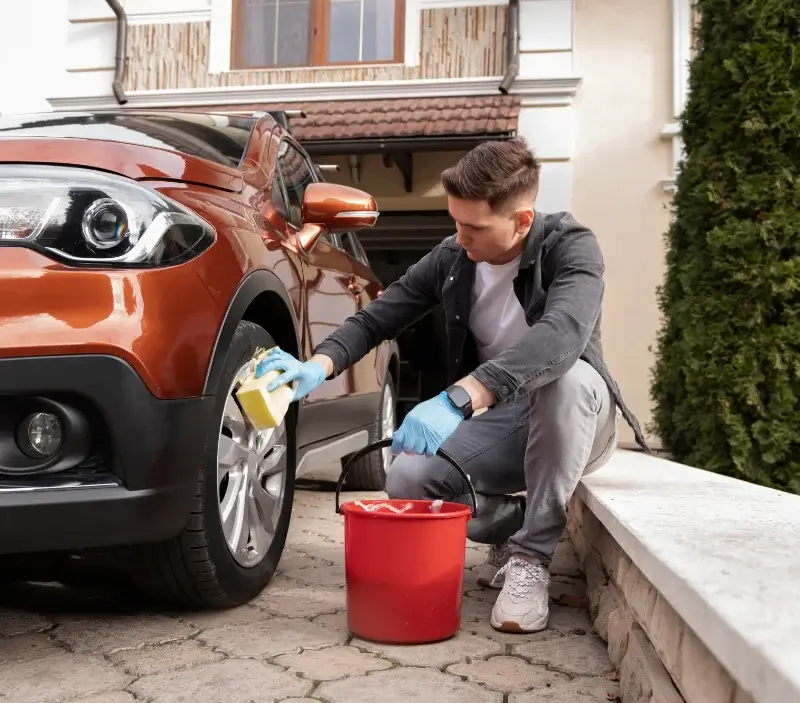 Lavage auto à domicile Saint-Paër : professionnel intervenant sur un véhicule
